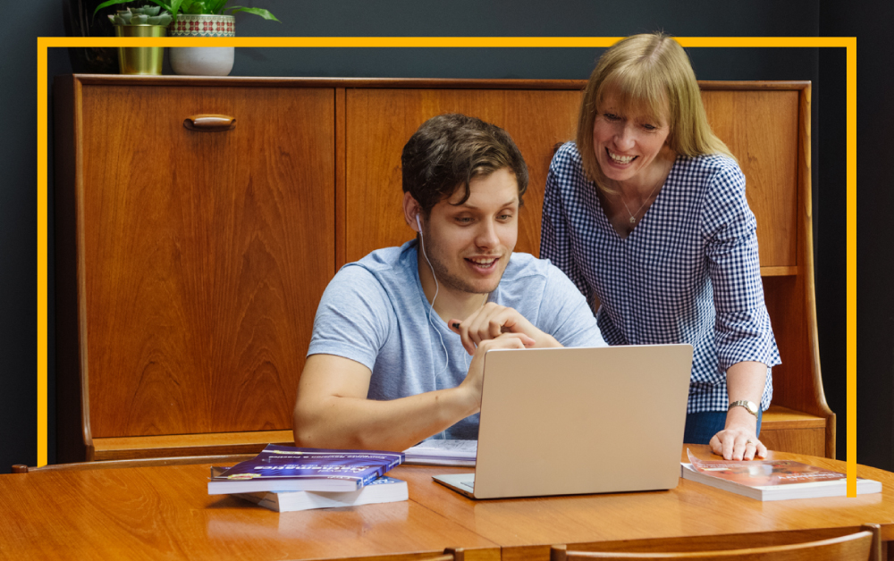 photo-teenage-son-mother-laptop